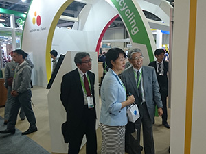 Ms. Tokashiki, State Minister of the Environment in Japan’s Ministry of the Environment, visiting our company’s booth (second from right)