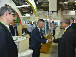 Mr. Masagos, the Republic of Singapore's Minister for the Environment and Water Resources, visiting our company’s booth (on the right)