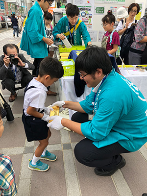 Many children tried holding the gold ingot