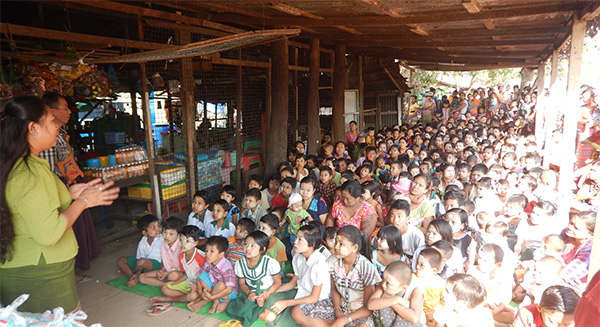 GOLDEN DOWA ECO-SYSTEM MYANMARが子供たちへのプレゼント会を行いました