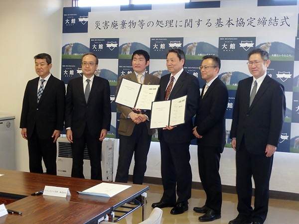At the signing ceremony of “Basic Agreement Regarding the Processing of Disaster Waste” with Odate City
