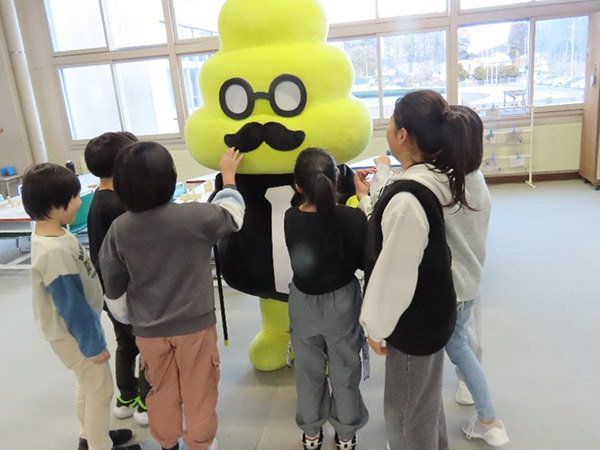 秋田県小坂町・大館市の小学校3校で環境教育を実施しました