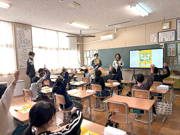 秋田県小坂町・大館市の小学校3校で環境教育を実施しました