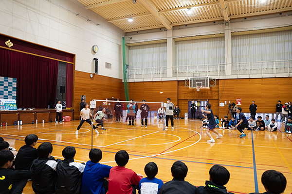 嘉村コーチ対社会人チームのエキシビジョンの様子